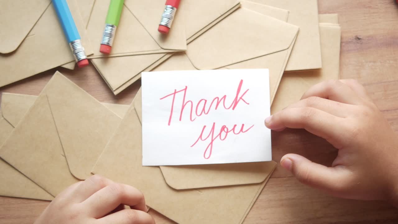 niño escribiendo notas de agradecimiento