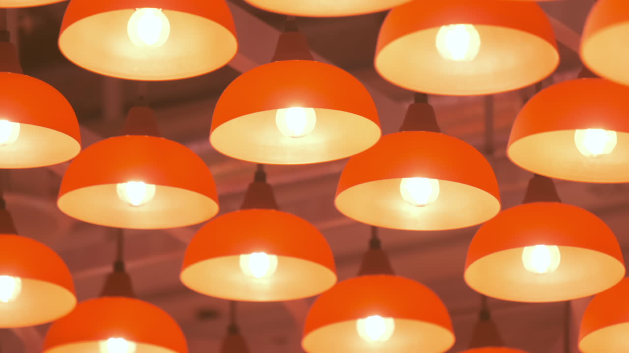 빈티지 램프가 밤에 실내에 걸려 빛을 발합니다.