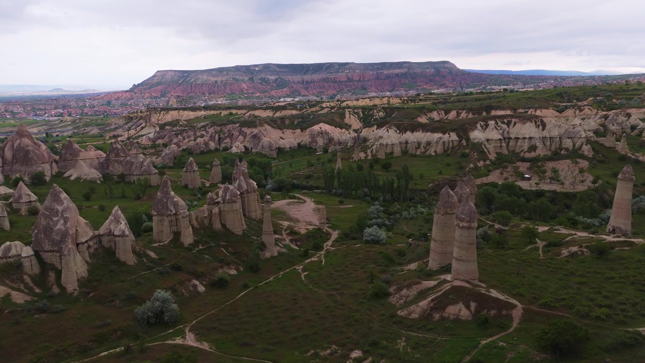 Droonipanoraama ainutlaatuisista keijupiippukallioista Rakkauden laaksossa. Laaja geologinen maisema ja kuuluisa matkailukohde auringonlaskun aikaan Kappadokiassa, Turkissa
