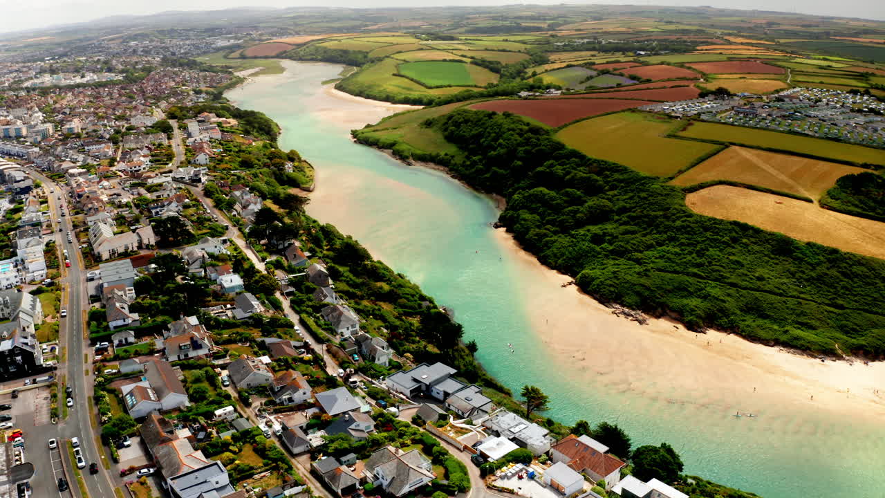 영국 코른월의 해안 도시 뉴 위에서 드론이 아졌다.