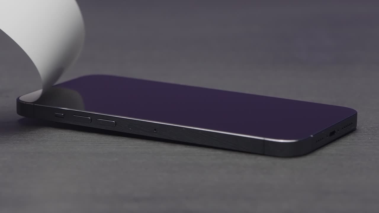 la aplicación de un protector de pantalla a un teléfono inteligente