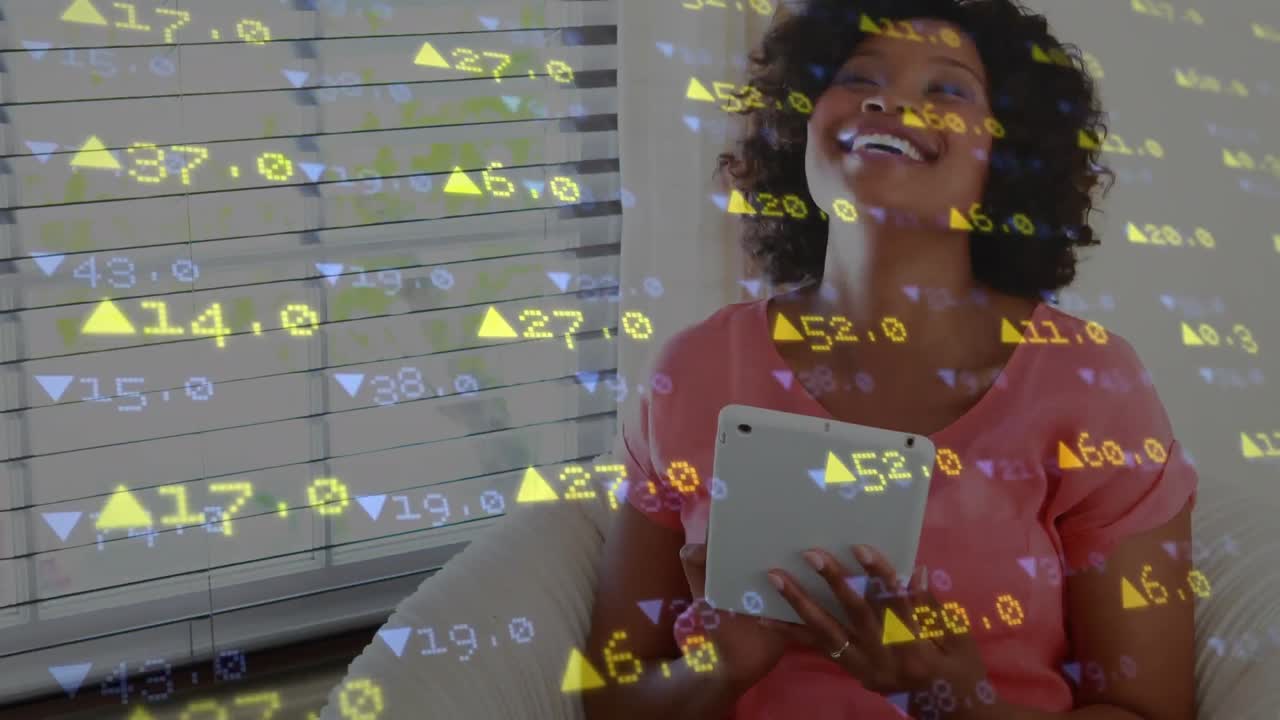 animación del procesamiento de datos sobre una mujer con una tableta