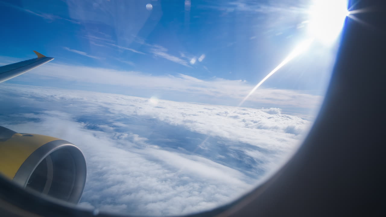 비행기 창문에서 보이는 하늘