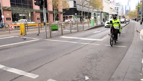 viajes de mensajería a través de la intersección de la ciudad