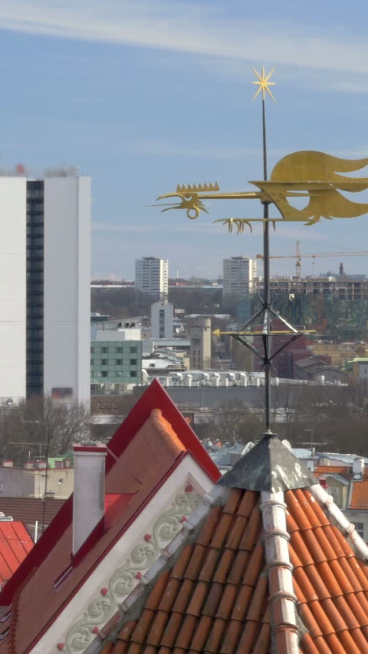 Paisaje urbano de Tallin con veleta