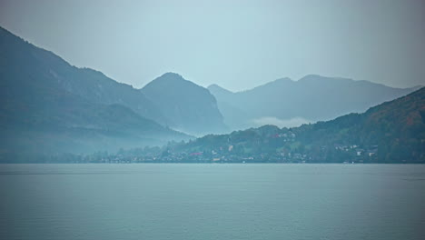 Timelapse-De-Nubes-Reuniéndose-En-La-Base-De-La-Montaña-En-Attersee-Austria-Sobre-El-Lago