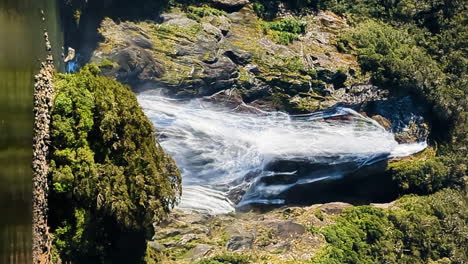 Vertikal---Stürzendes-Wasser-Und-Majestätischer-Wasserfall-Der-Lady-Bowen-Falls-Am-Milford-Sound-In-Neuseeland