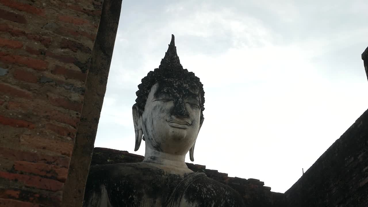 antiguo budismo de sukhothai en el parque histórico de sukhothai provincia de sukhothai, tailandia filmada con panasonic lumix gh5, panasonic 12-35 f2