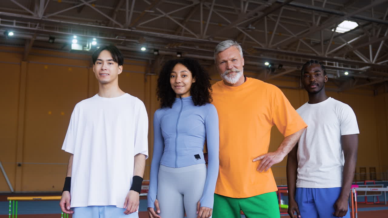 달리기 트랙에 있는 사람들