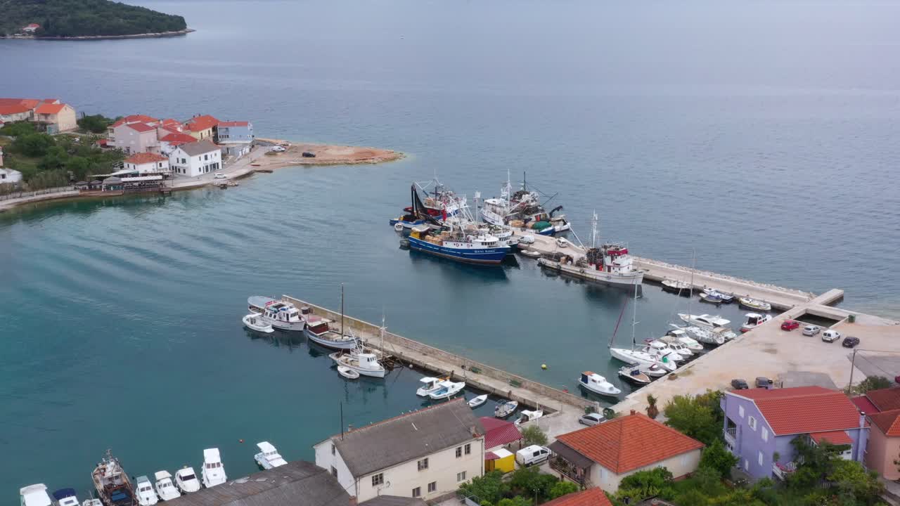 Fisketrålare och båtar förtöjda i marinan i Kali vid Adriatiska havet på den kroatiska ön Ugljan