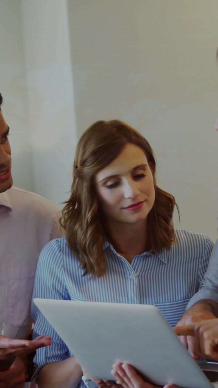 Video verticale: Uomo a sinistra che parla mostrando grafici sul laptop di una donna, mentre un altro uomo indica e controlla le finanze.