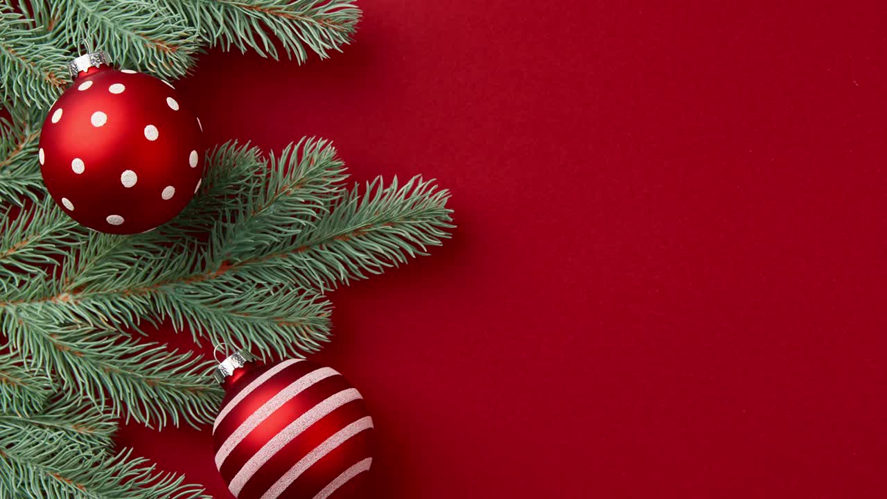 остановка анимации с рождественскими новогодними подарочными коробками, украшениями, ветвями рождественских деревьев движется на красном столе