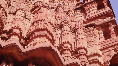 Arquitectura-Del-Antiguo-Templo-Hindú-De-Piedra-Roja-Desde-Un-ángulo-único-En-El-Día