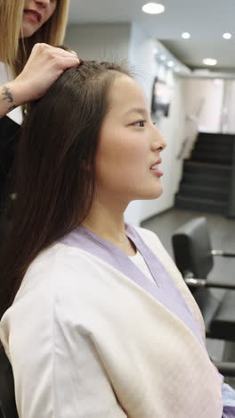 mujer con el cabello peinado en un salón