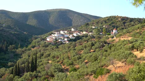 pueblo del peloponeso en la ladera de una colina rodeada de paisajes naturales