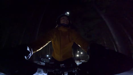 fatbike-pretty-female-ride-night-ride-group-in-forest-winter-cool-view