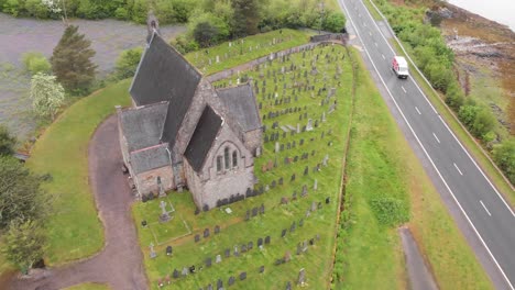 la iglesia episcopal de san juan, ballachulish en las tierras altas de escocia, rodeada de tumbas