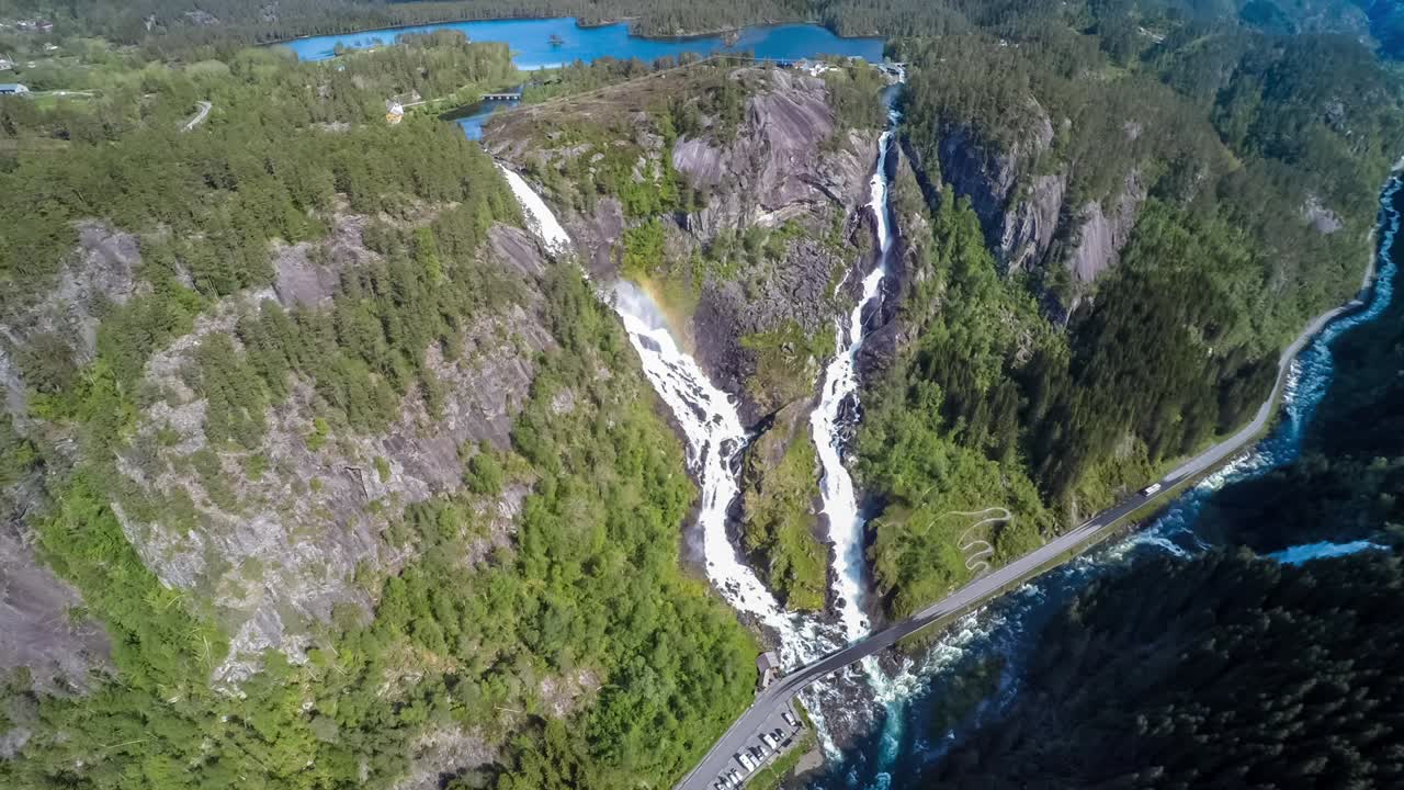 imágenes aéreas de la cascada de latefossen en noruega