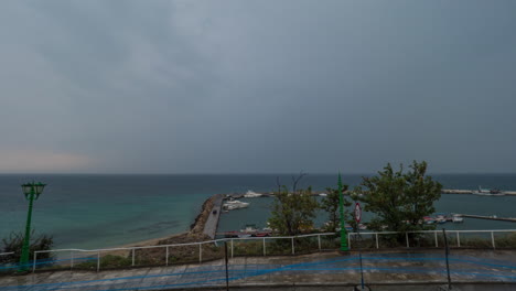 Zeitraffer-Der-Wolkenlandschaft-Am-Meer-Und-Am-Kai-In-Griechenland