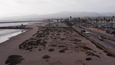 Toma-Aérea-Baja-Volando-Sobre-Dunas-De-Arena-Hacia-El-Centro-De-Visitantes-Del-Parque-Nacional-De-Las-Islas-Del-Canal-En-Ventura,-California