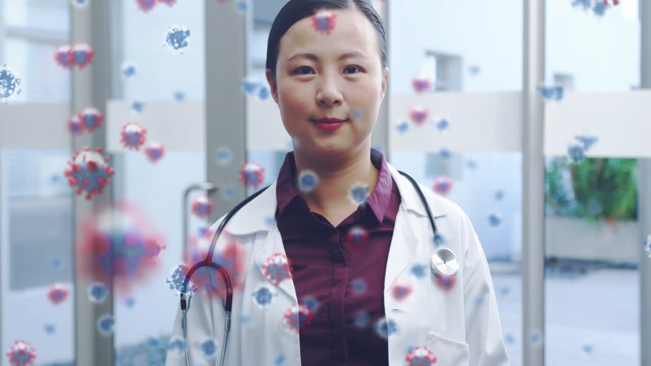 실험실 코트를 입은 여성 의사 위에 떠다니는 거대한 코로나19 세포의 애니메이션