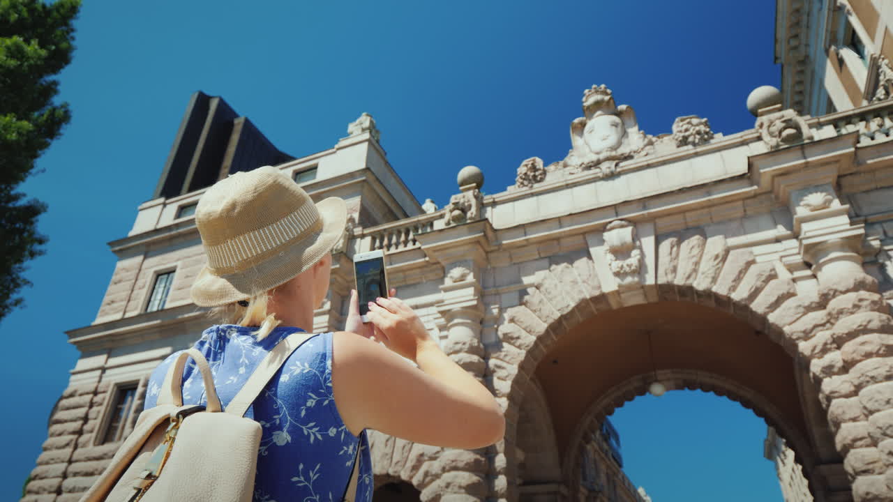 el turista fotografía un famoso arco cerca del parlamento en estocolmo turismo en escandinavia concepto