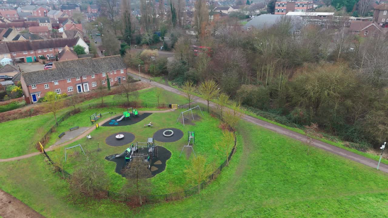 Flight to the right with a view of the playground with green surroundings