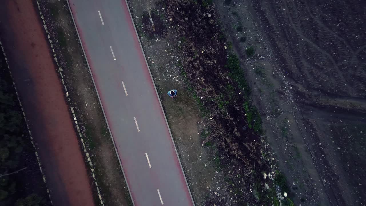 hombre aterrizando dron