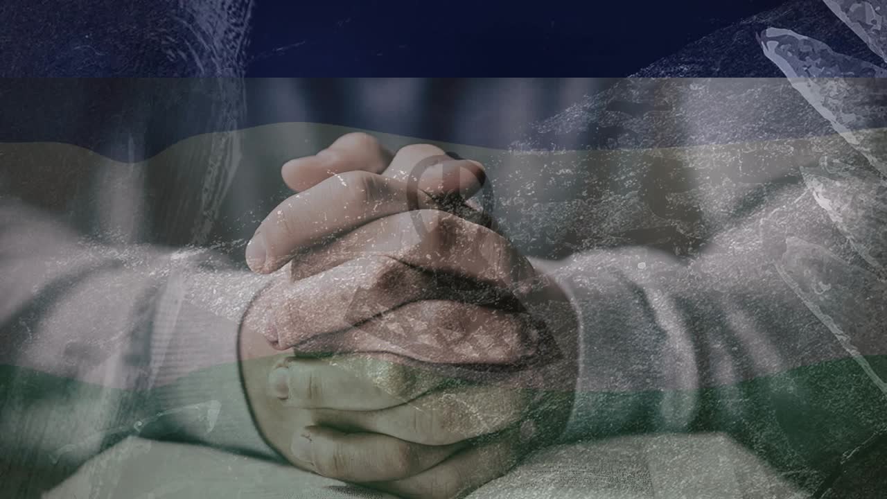 Mani giunte che rimangono centrate mentre bande traslucide scorrono, l'avvio della riproduzione suggerisce una quieta attesa.