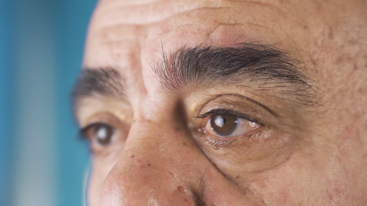 los ojos de cerca de un anciano deprimido e infeliz.