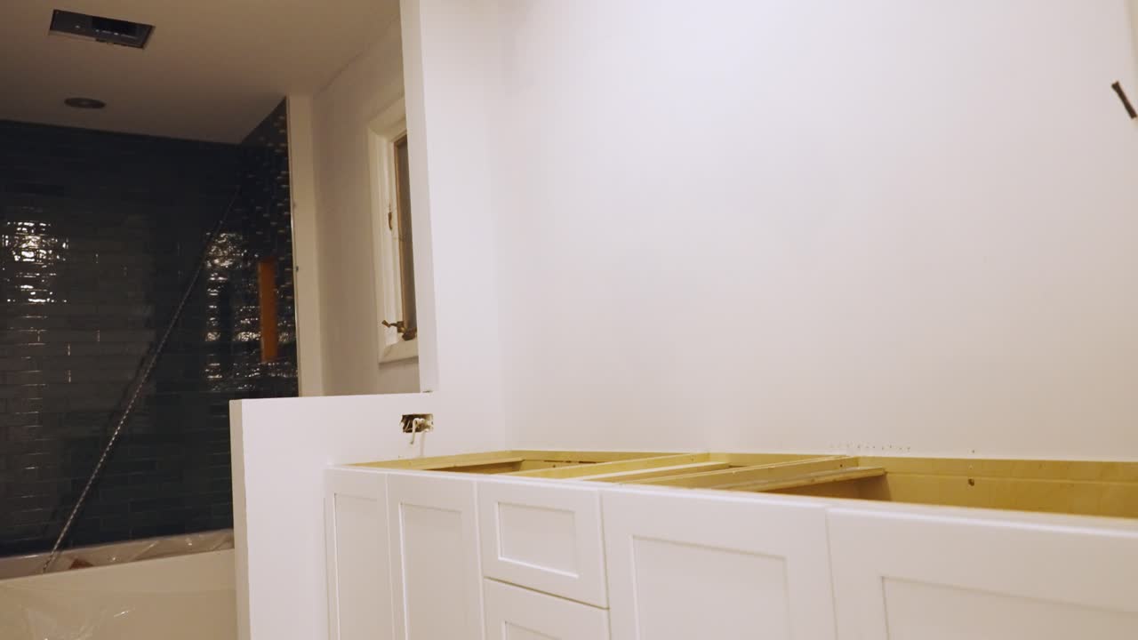 armarios recién instalados en cámara lenta