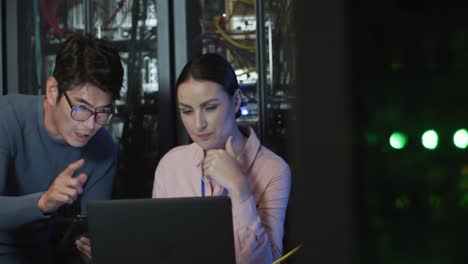 Verschiedene-Weibliche-Und-Männliche-IT-Techniker-Verwenden-Laptop-Und-überprüfen-Den-Computerserver