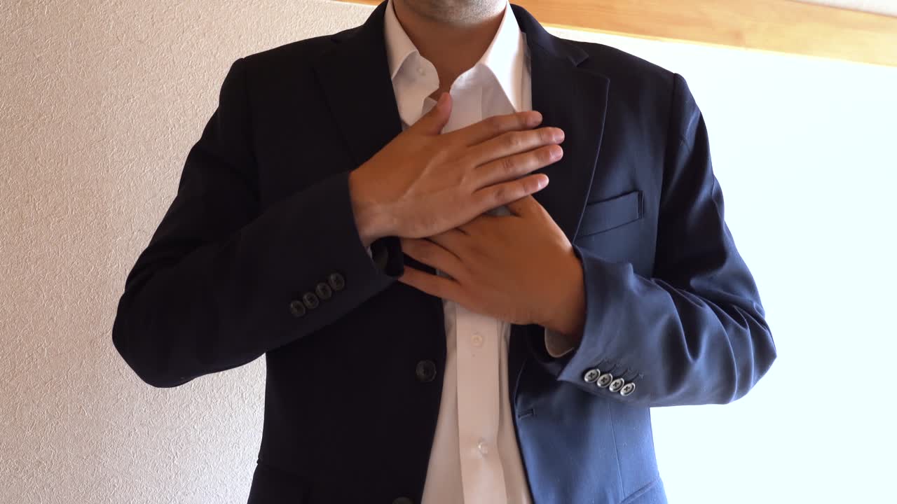 hombre que lucha por respirar mientras tose debido al coronavirus - toma de primer plano