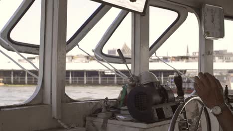 Vista-desde-la-cabina-del-ferry