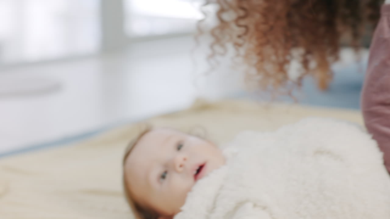 Madre felice, famiglia e amore genitoriale per il bambino