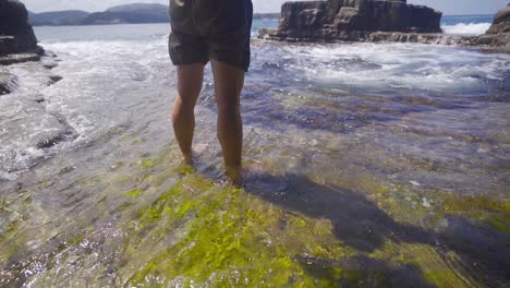 pies descalzos en el mar en cámara lenta.