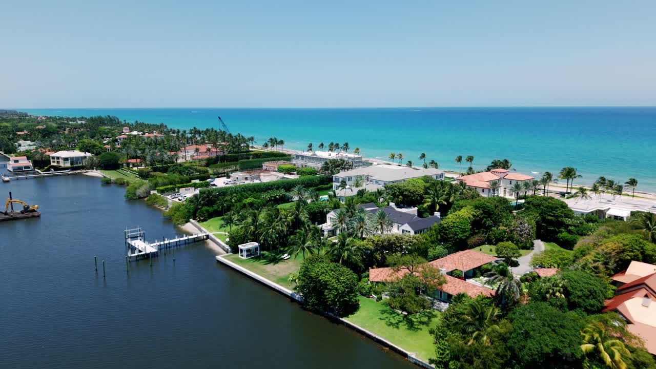 Acque aperte e isola verde sopra, vicino a South Flagler Beach a West Palm.