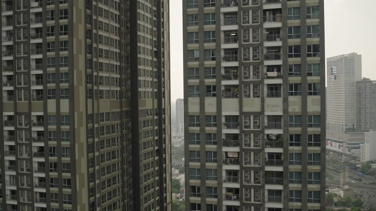 Edifícios altos em Saigon, Vietnã, sob céus nublados, cena urbana