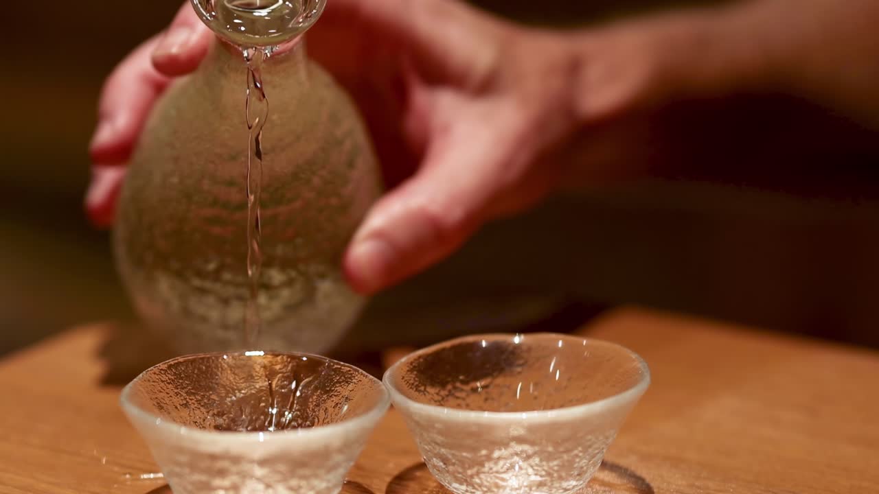 병에서 컵으로 사케를 는 순서