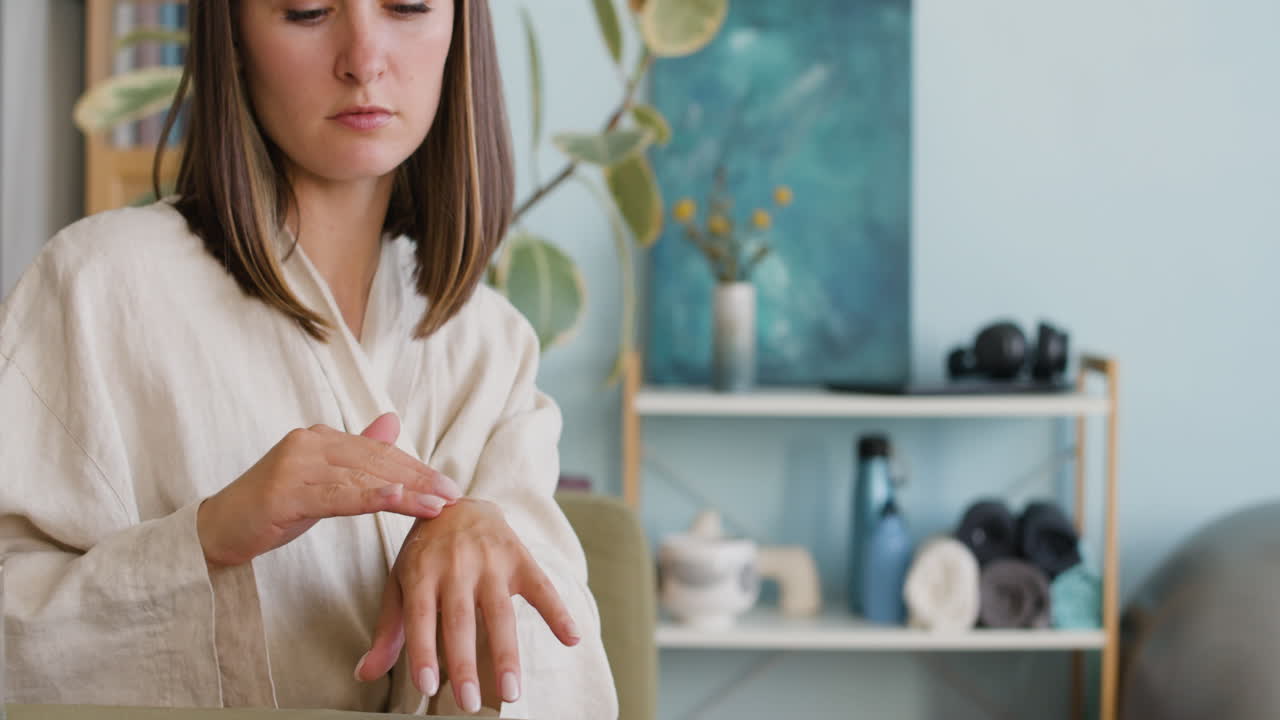 mujer que aplica productos para el cuidado de la piel