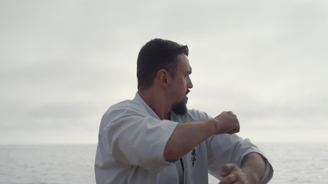 카라테를 가까이서 연습하는 진지한 운동선수. 수염이 있는 남자 운동, 싸움 운동