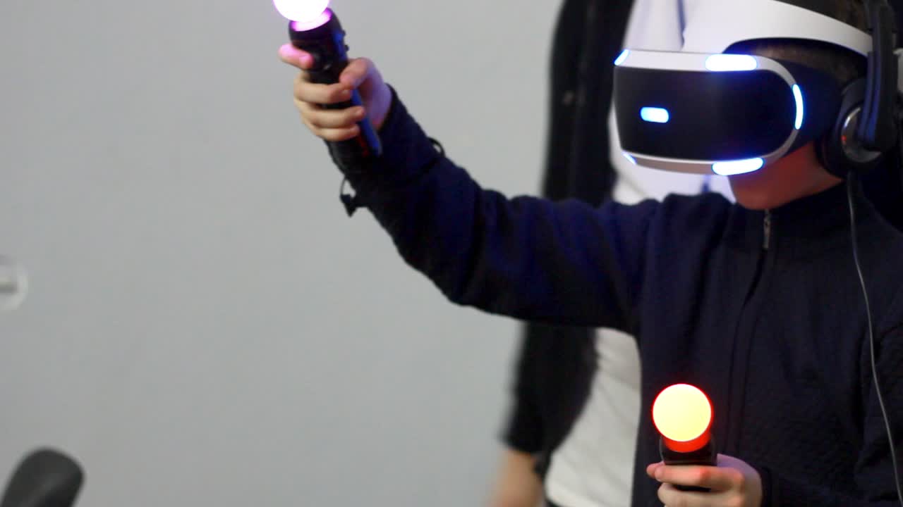 Un bambino gioca a un gioco di realtà virtuale. Un ragazzo usa un visore di realtà virtuale.