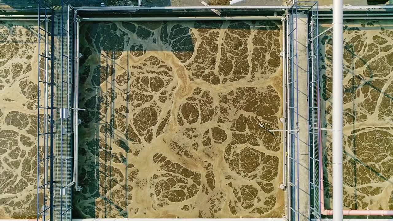 proceso de tratamiento de aguas residuales - drone aéreo de primer plano