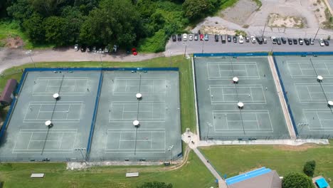 toma aérea panorámica de canchas de tenis