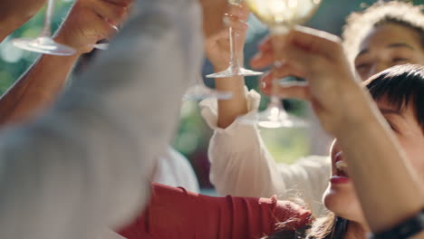 Hermosa-Mujer-Asiática-Bailando-Con-Amigos-En-Una-Fiesta-De-Baile-De-Verano-Bebiendo-Vino-Haciendo-Tostadas-Disfrutando-De-Una-Reunión-Social-De-Verano-Divirtiéndose-Celebrando-En-Un-Día-Soleado-Imágenes-De-4k