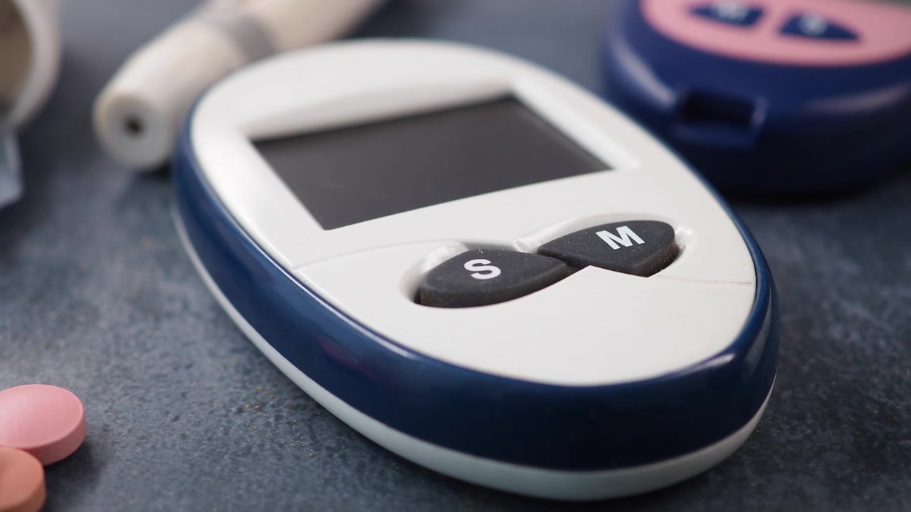 Glucometro e farmaci su un tavolo