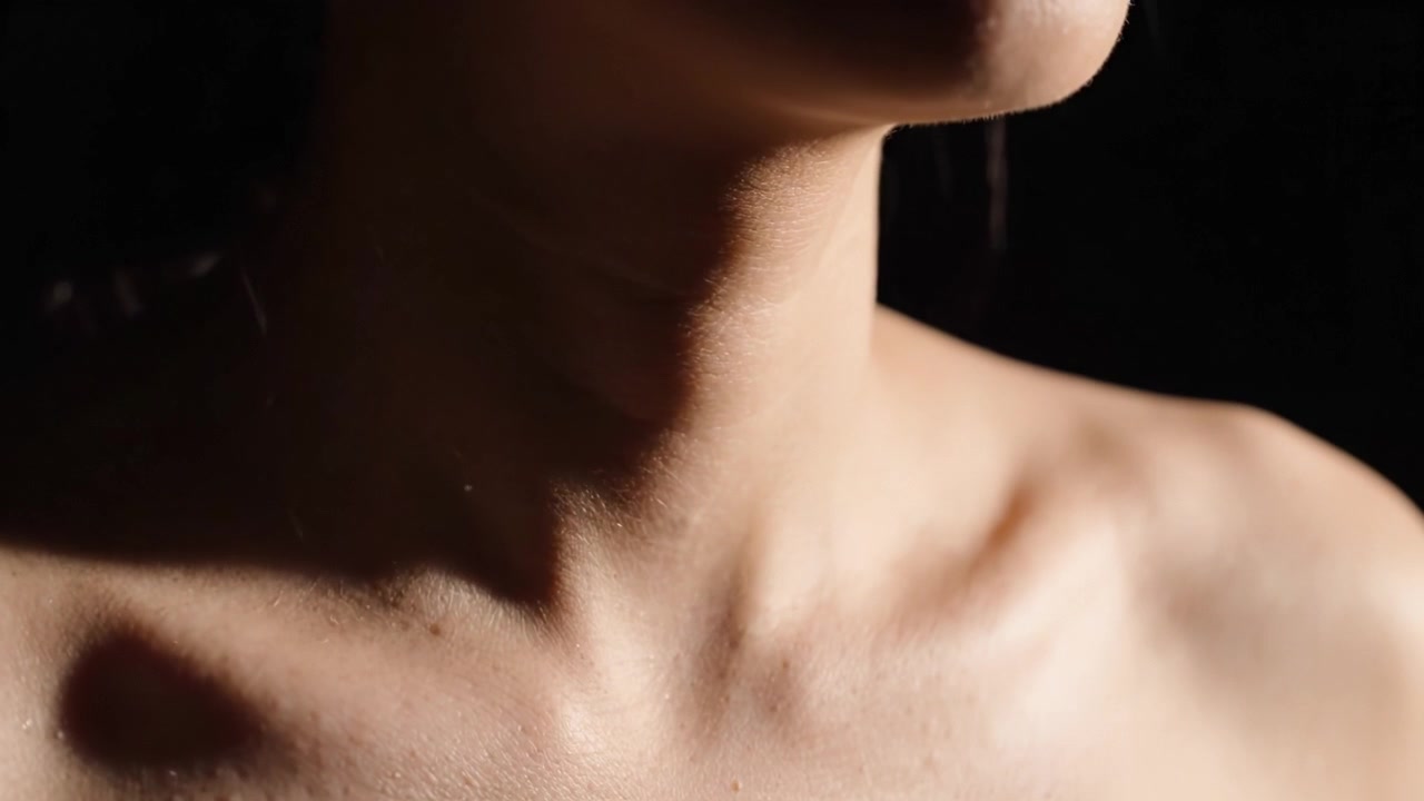 Un'esplorazione intima del collo umano: Uno studio affascinante di luce, texture e forma in una serie di primi piani espressivi.