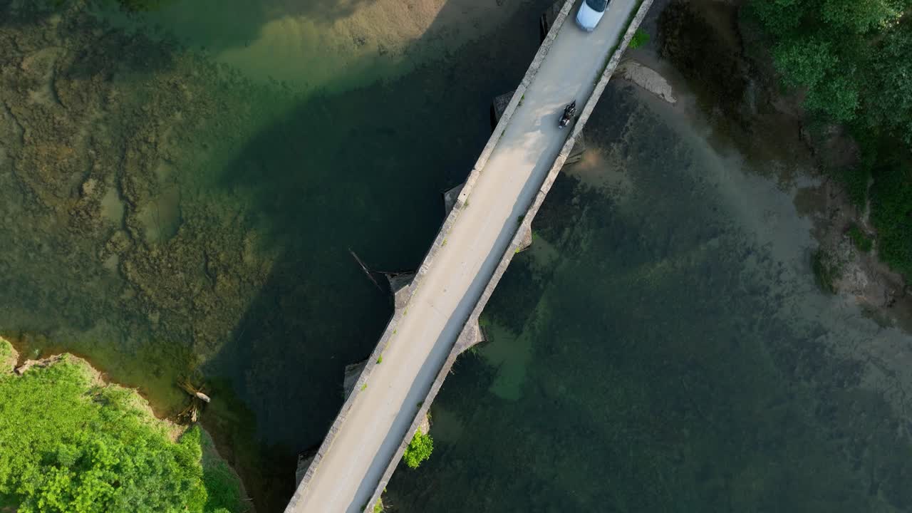 차량 이 있는 강 을 가로지르는 다리 의 공중 사진