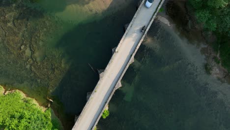 vista aérea de un puente sobre un río con un vehículo