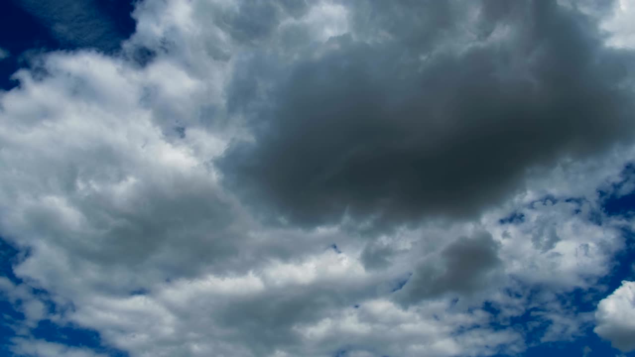 파란 하늘에서 구름이 움직이고 있습니다. 타임스